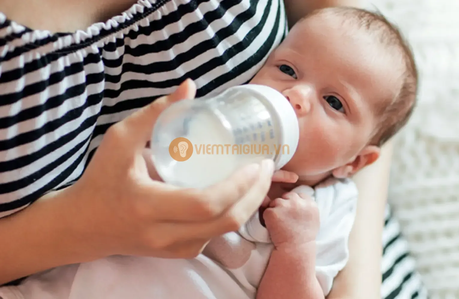 Trẻ bú bình viêm tai giữa tái phát nhiều lần