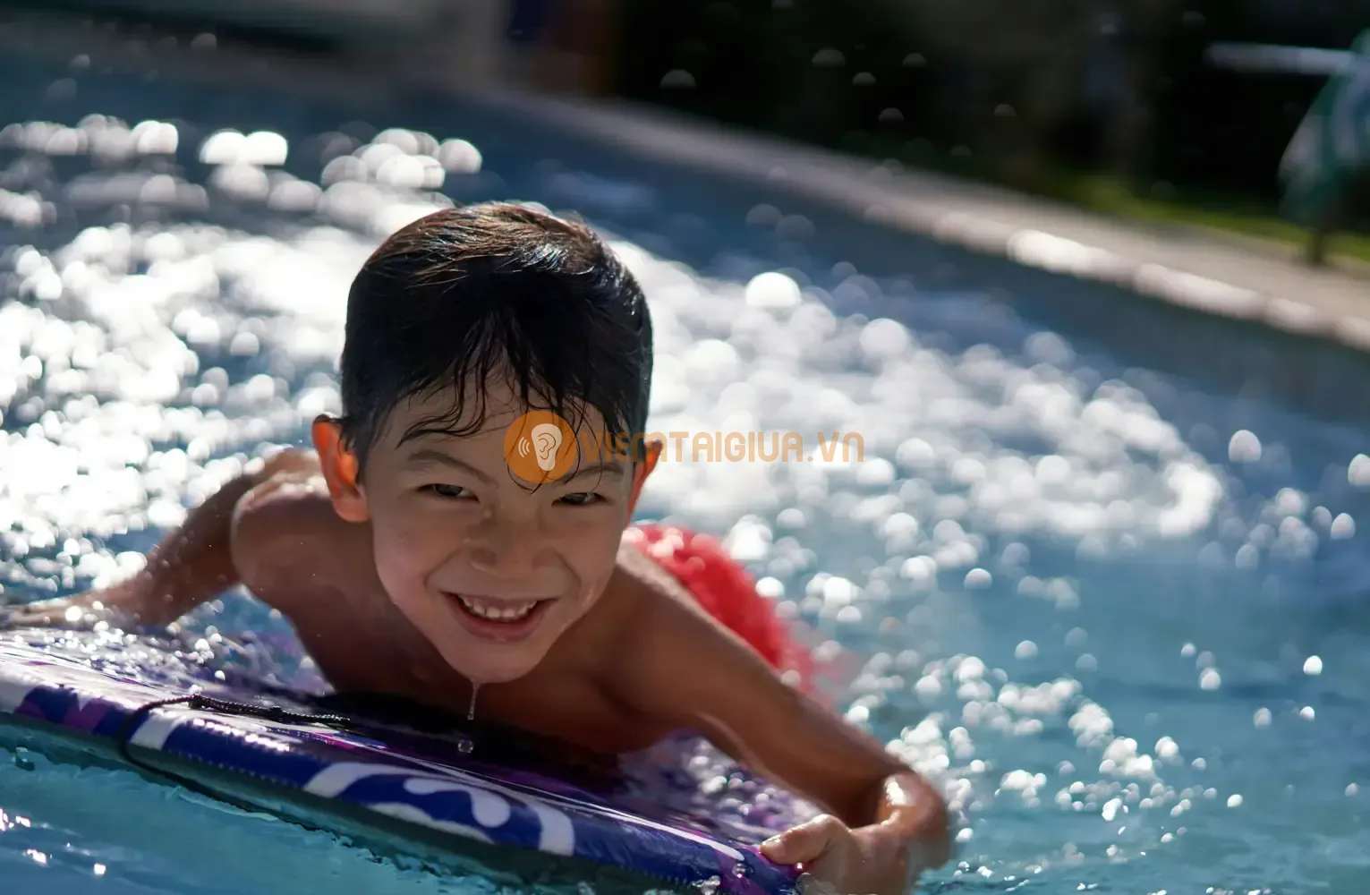 Bơi lội luôn là hoạt động hứng thú với trẻ vào mùa hè