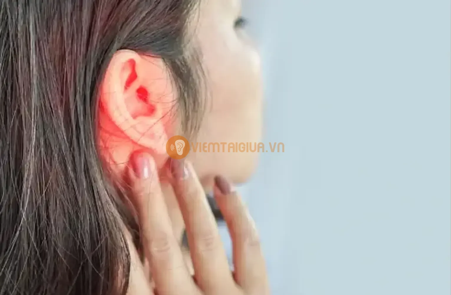 Đau tai là một trong các dấu hiệu của thủng màng nhĩ