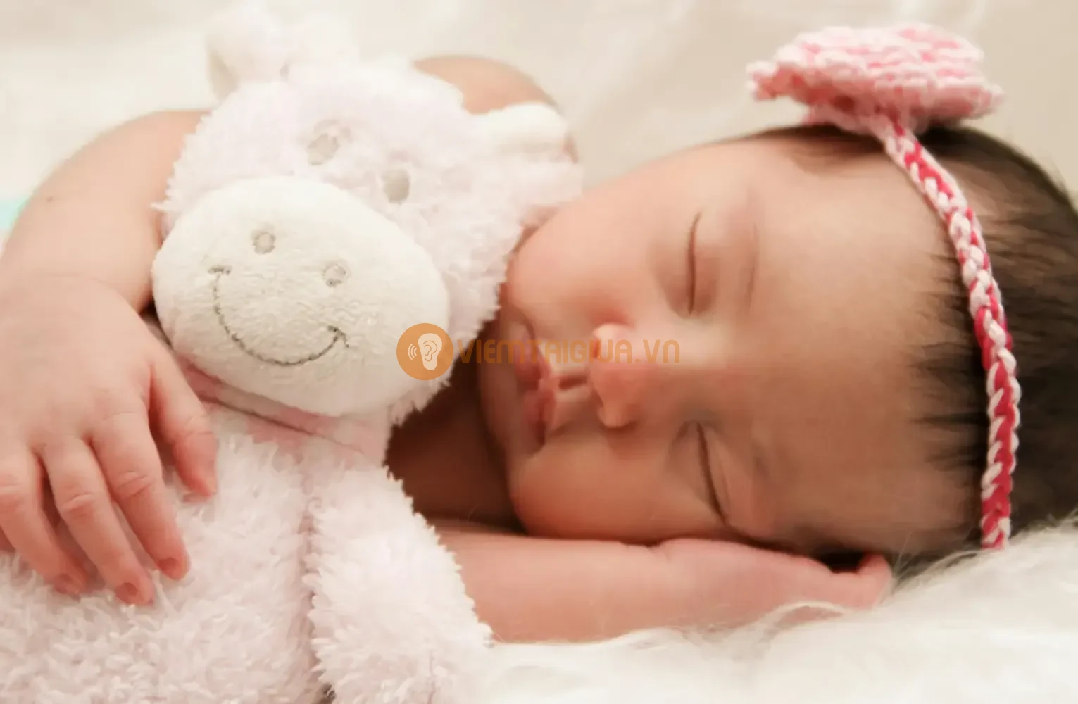 Viêm phổi, sốt, cảm cút do vi rút lại là tiền đề của viêm tai giữa