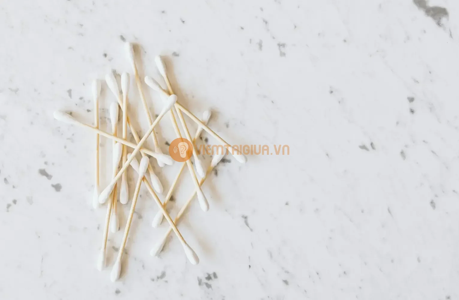 Sử dụng bông tai sai cách có thể dẫn tới thủng màng nhĩ