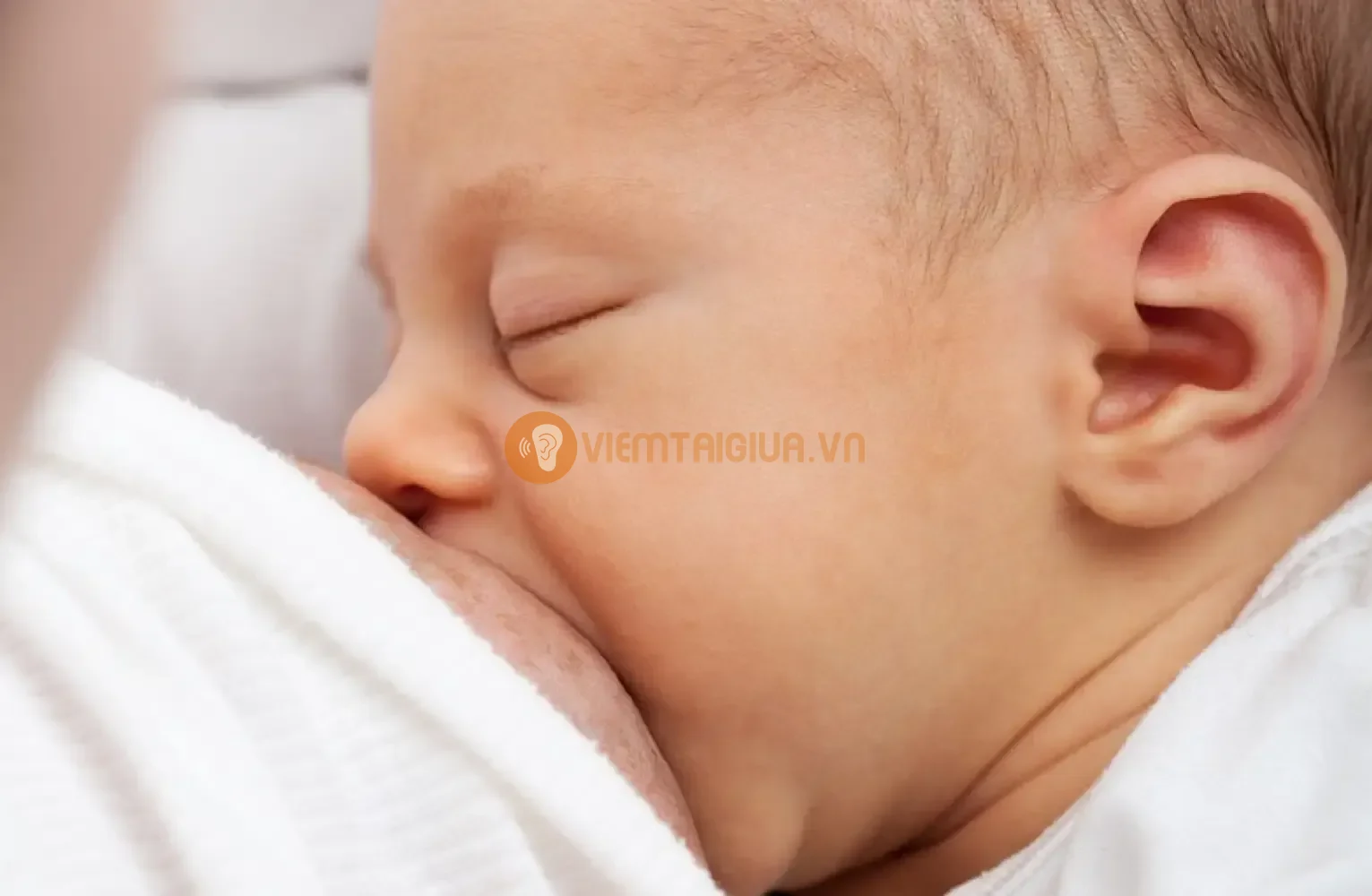 Khi trẻ bú trong tư thế nằm ngang, sữa hoặc dịch từ miệng có thể dễ dàng chảy ngược vào vòi nhĩ