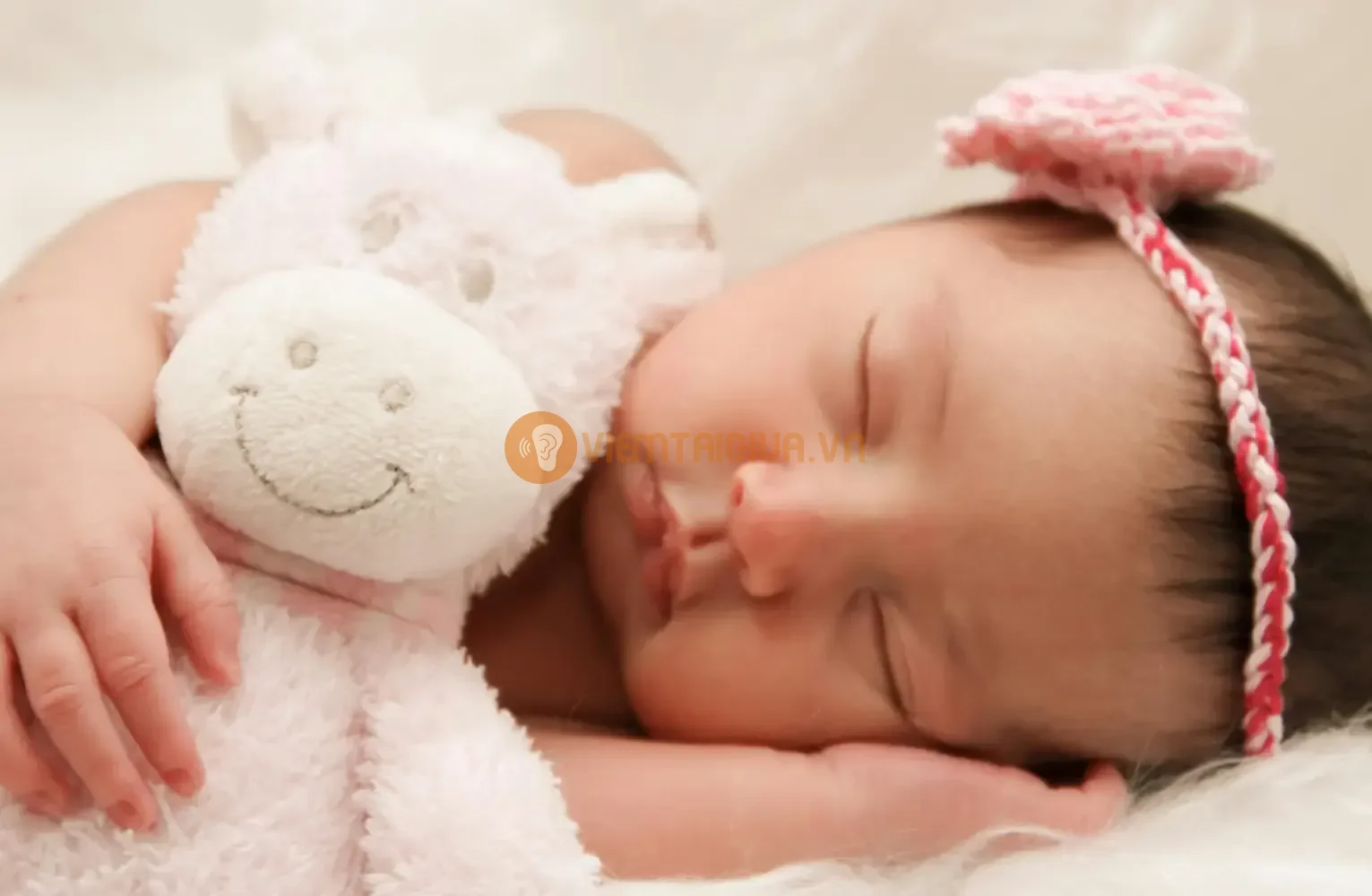 Nhiều nghiên cứu khoa học chỉ ra tư thế bú có thể là nguyên nhân dẫn tới viêm tai giữa