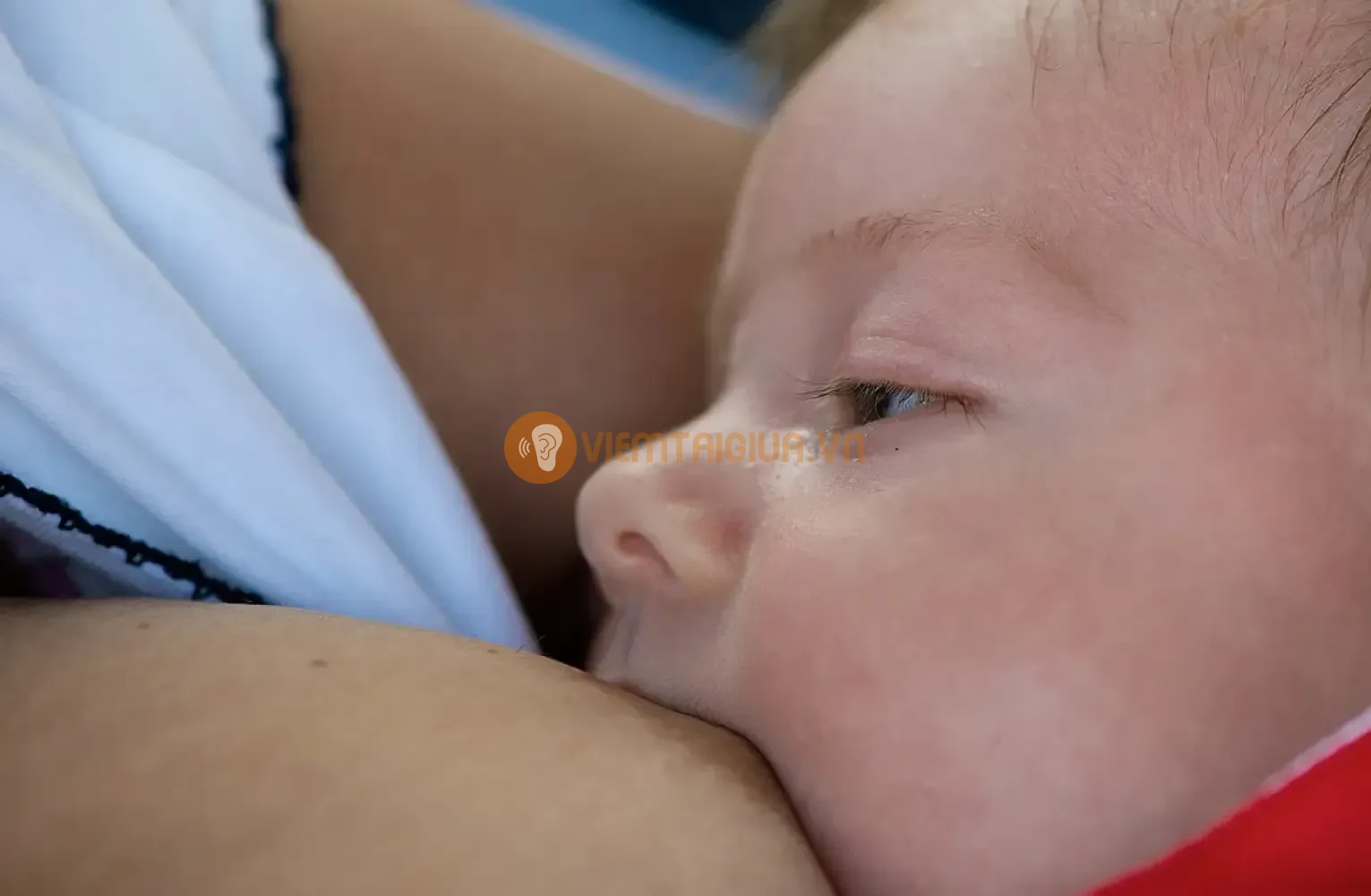 Tư thế mà nhiều bậc phụ huynh sử dụng vì nó mang lại sự thoải mái cho cả mẹ và bé