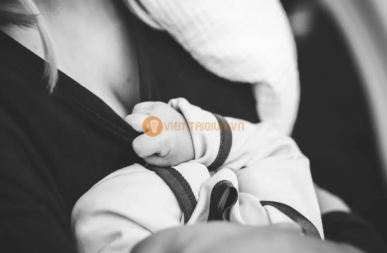 Trong tư thế thẳng đứng, trọng lực giúp ngăn dịch từ miệng chảy ngược vào vòi nhĩ, giảm nguy cơ gây tắc nghẽn và viêm nhiễm