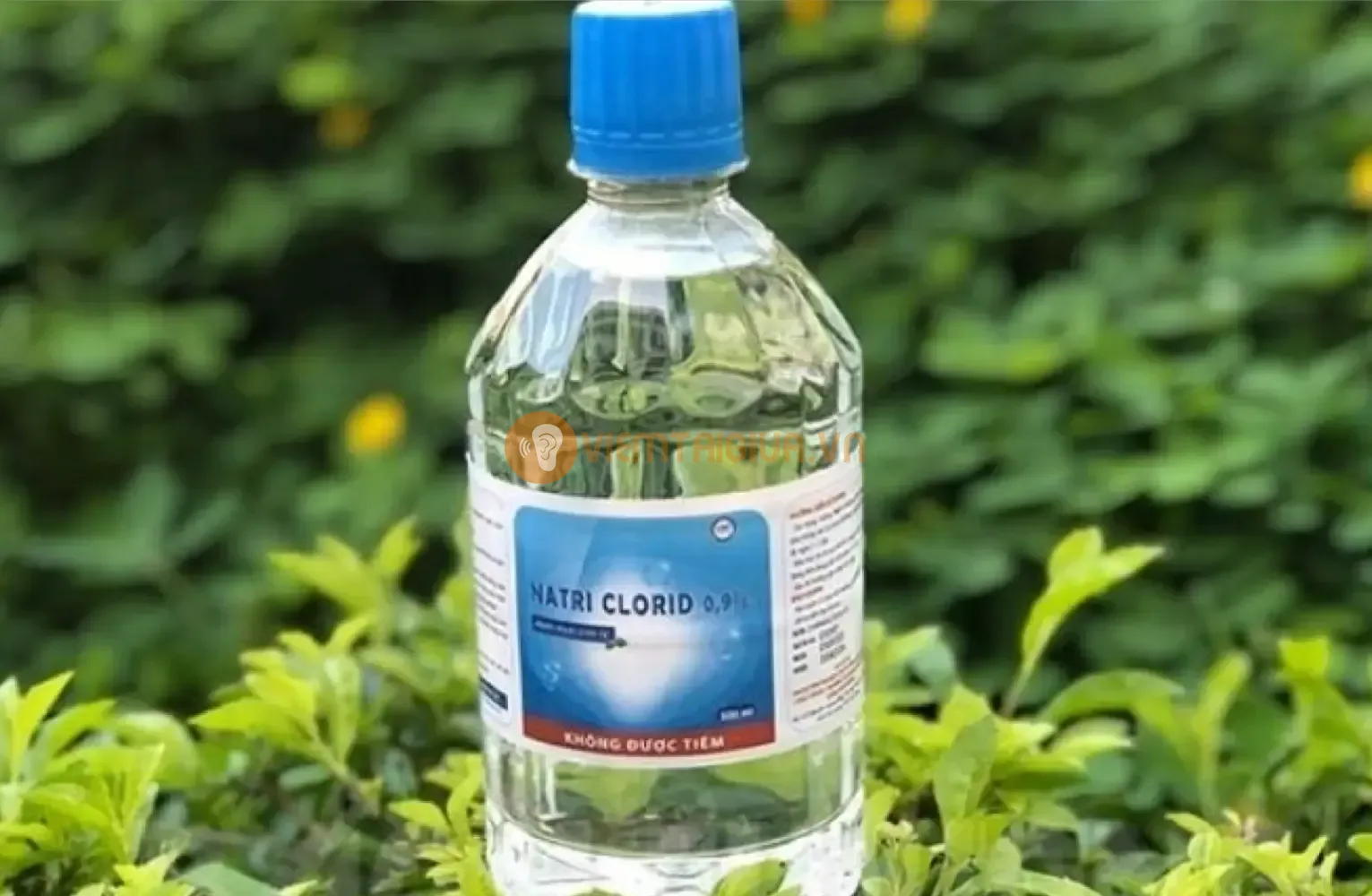 Nước muối sinh lý giúp làm sạch tai