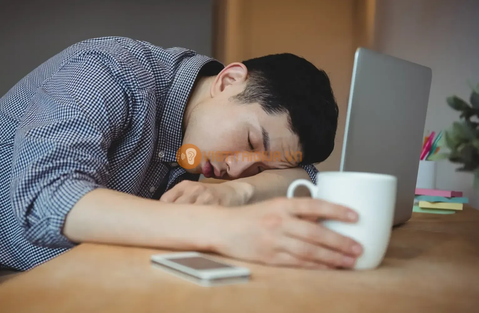 Giai đoạn khởi phát do tai bị đau, nó khiến bạn mất ngủ, khó ngủ hoặc ngủ không sâu giấc