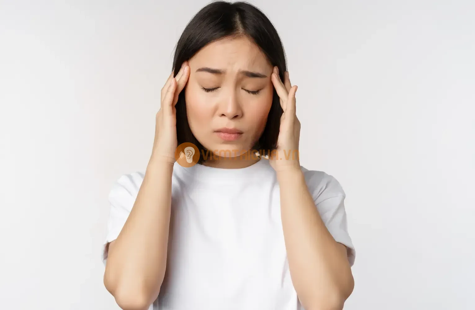 Viêm ống euschian thường gây mất cân bằng, khiến chóng mặt