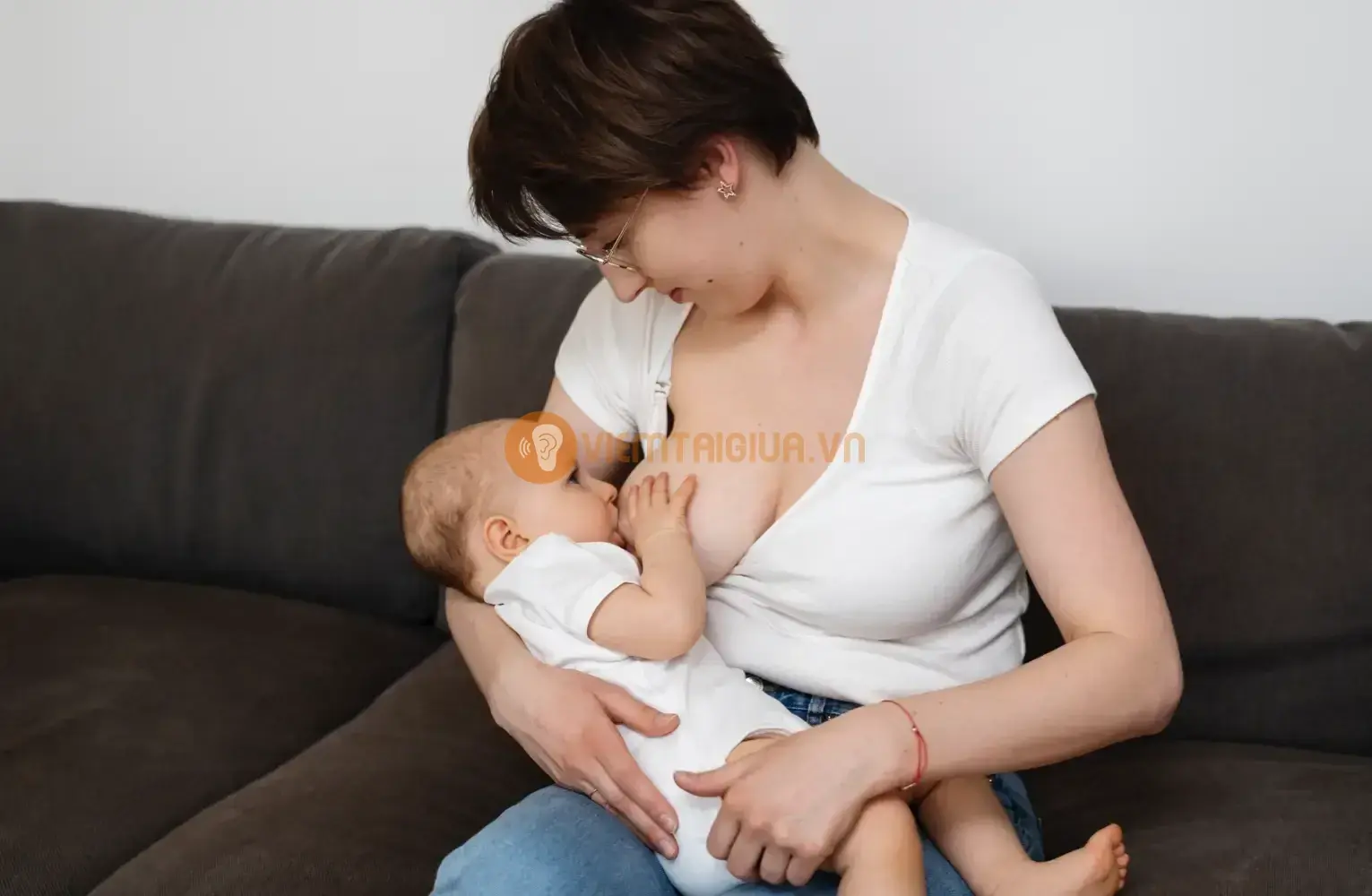 Khi trẻ bú nằm, đặc biệt là bú bình, sữa hoặc chất lỏng dễ chảy vào ống Eustachian