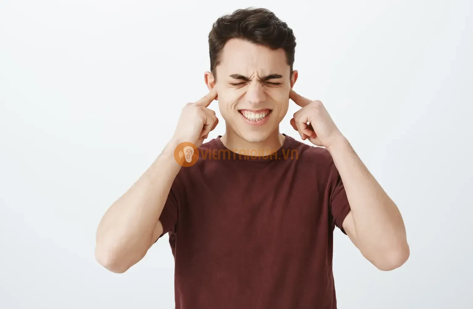 Khi ống Eustachian bị tắc nghẽn, áp suất trong tai giữa không được cân bằng và dịch tiết bị ứ đọng