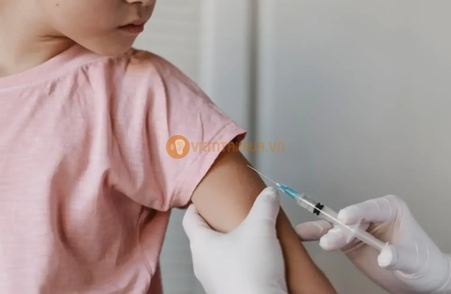 Tiêm phòng viêm tai giữa mang lại nhiều lợi ích quan trọng cho trẻ em, bao gồm giảm tỷ lệ mắc bệnh, ngăn ngừa các biến chứng nghiêm trọng như mất thính lực và viêm màng não