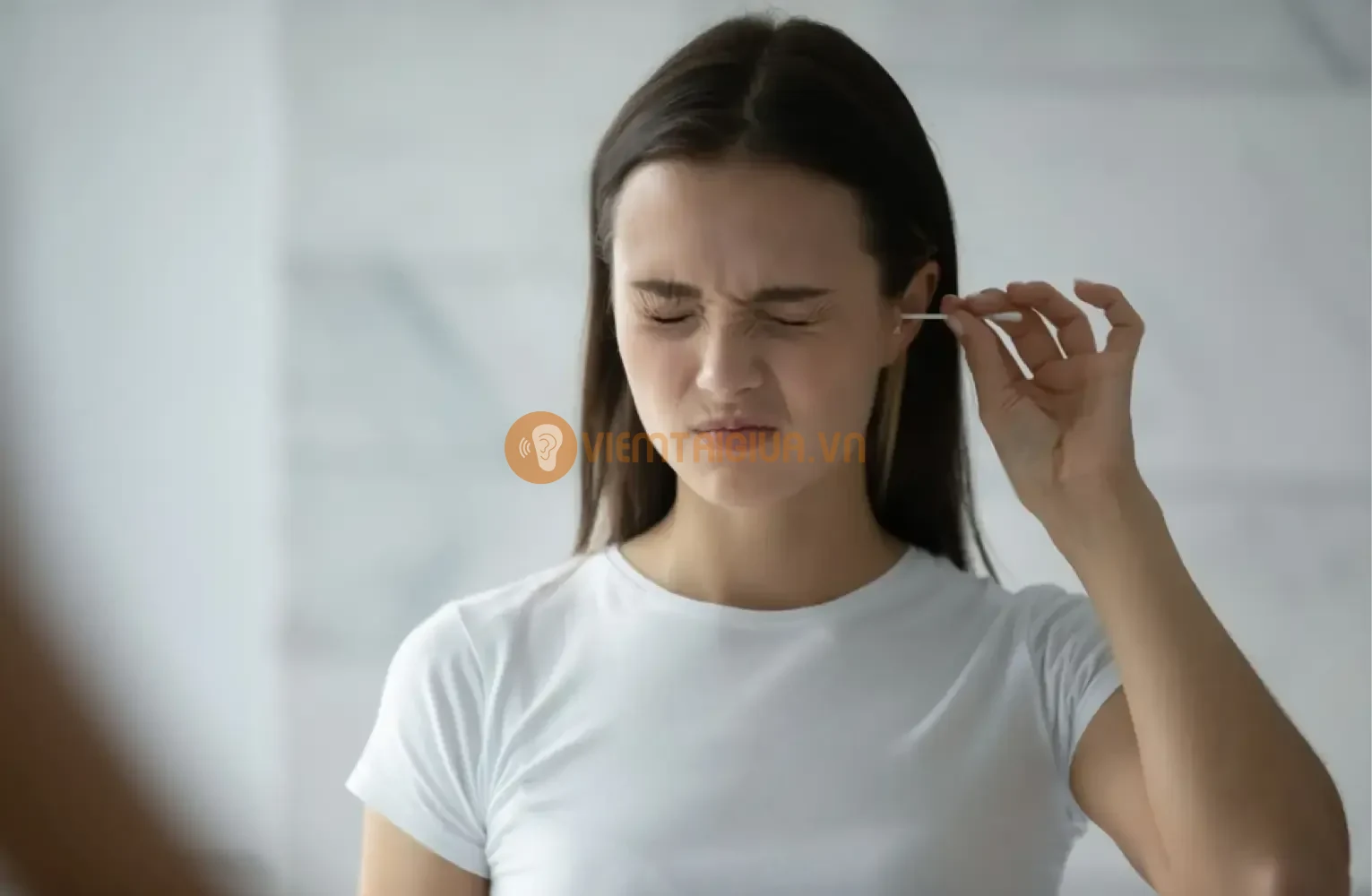 Nếu cần làm sạch tai, nên sử dụng phương pháp an toàn như lau nhẹ bên ngoài