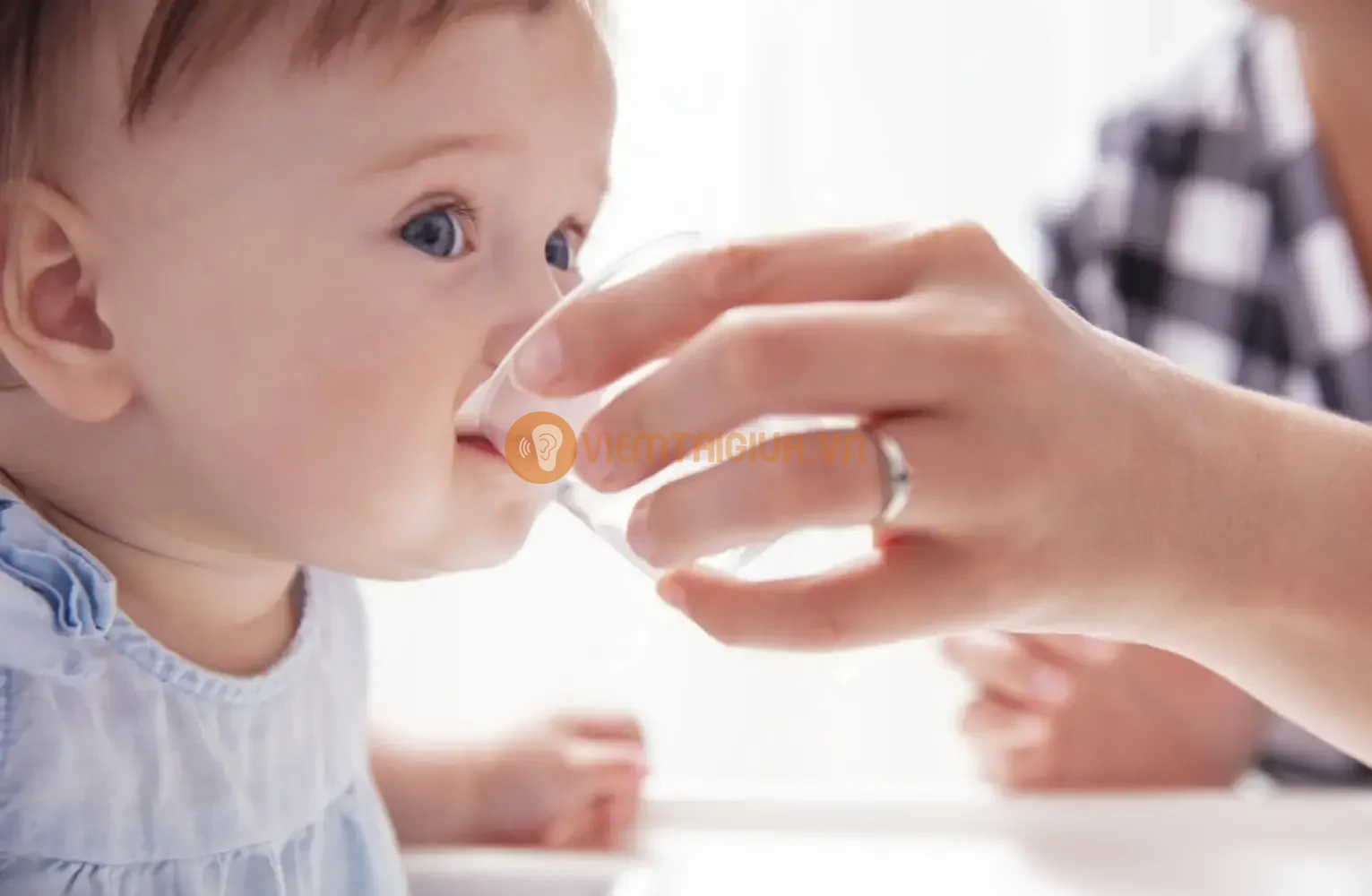 Uống đầy đủ nước giúp dịch nhầy và mủ dễ thoát ra ngoài hơn