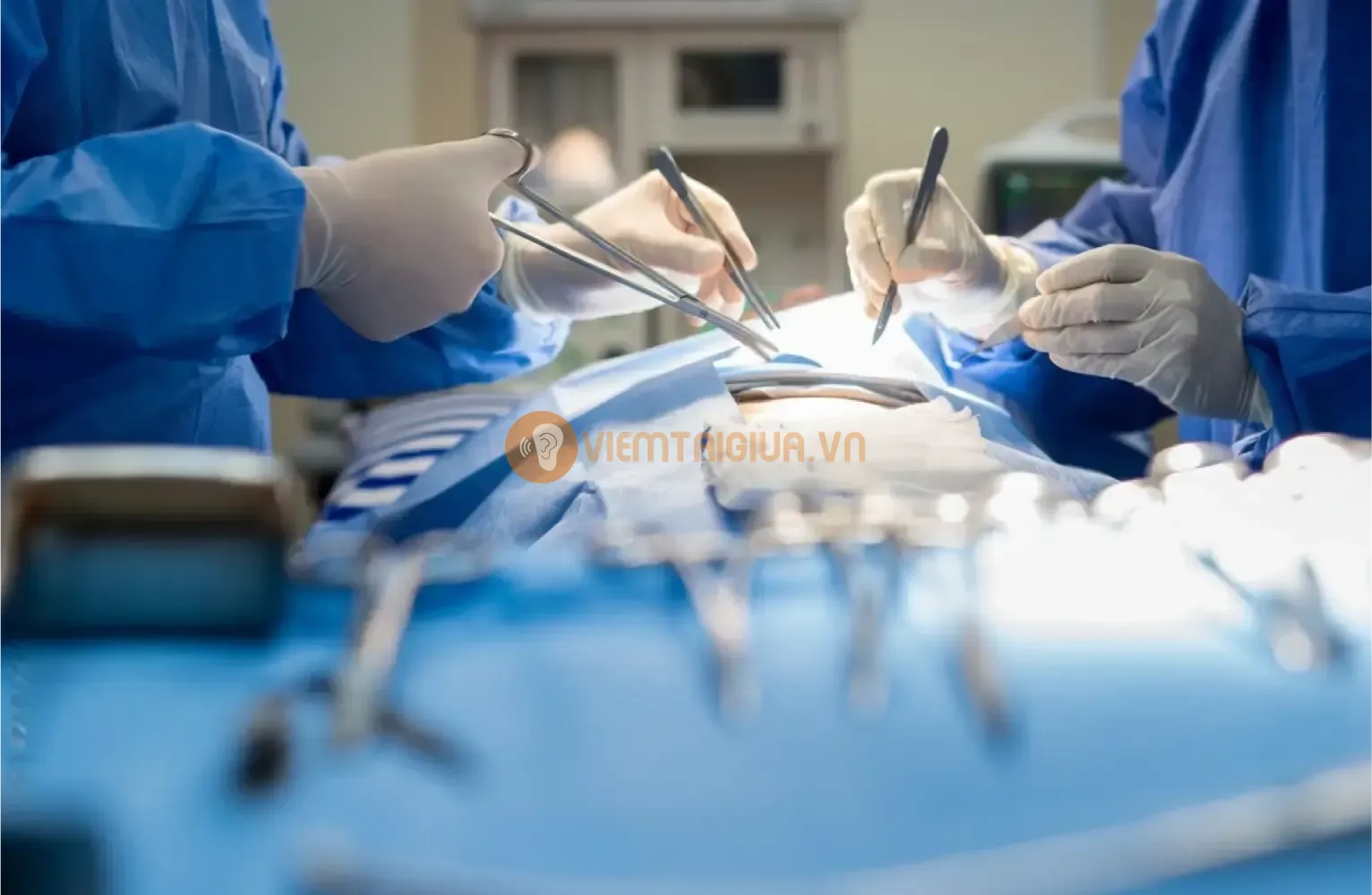 Phẫu thuật màng nhĩ yêu cầu các bác sĩ cần có tay nghề tốt và dày dặn kinh nghiệm nên chi phí phẫu thuật cũng rất cao