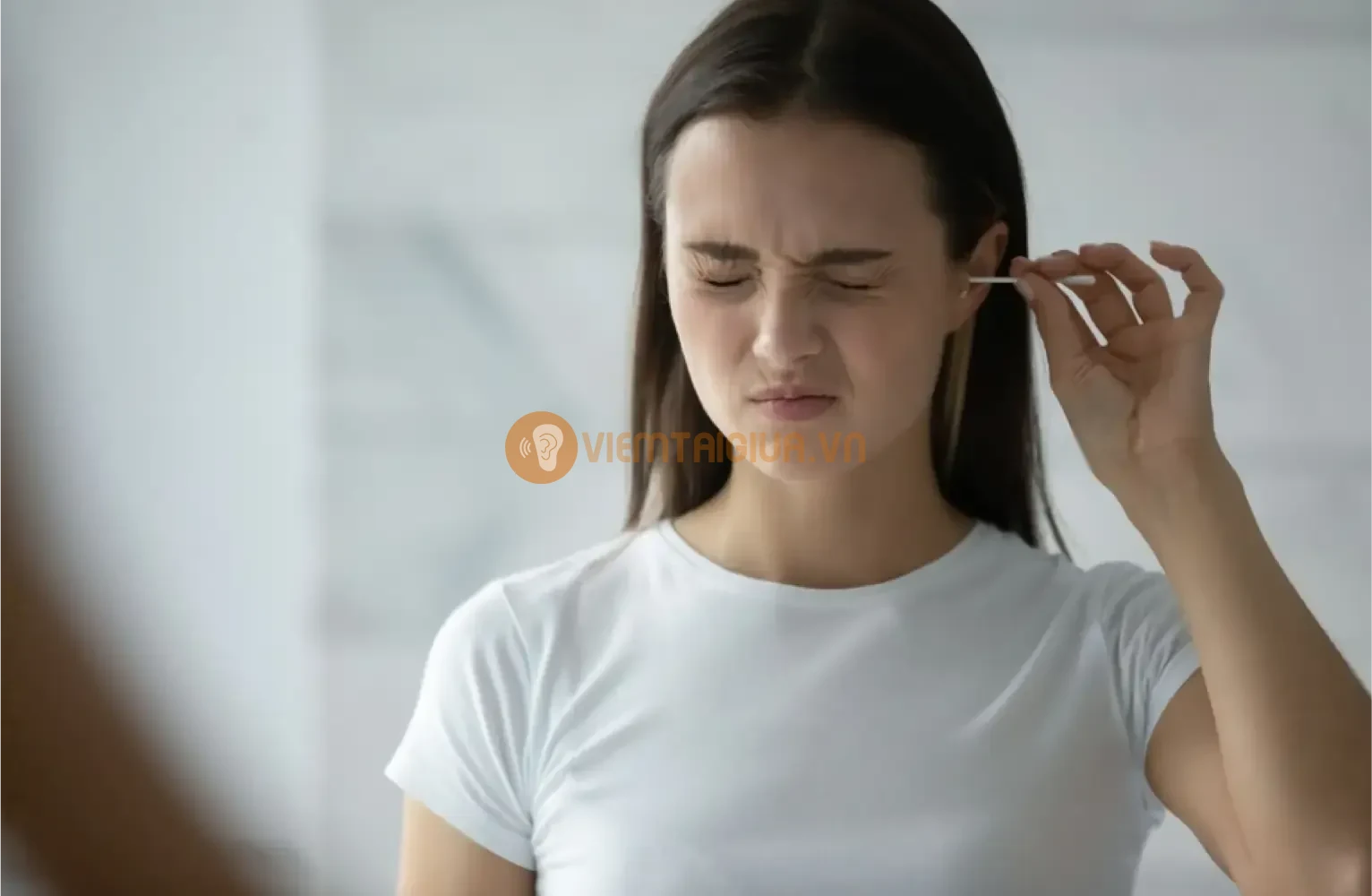 Sử dụng các vật cứng để ngoáy tai làm tổn thương niêm mạc của ống tai gây viêm nhiễm