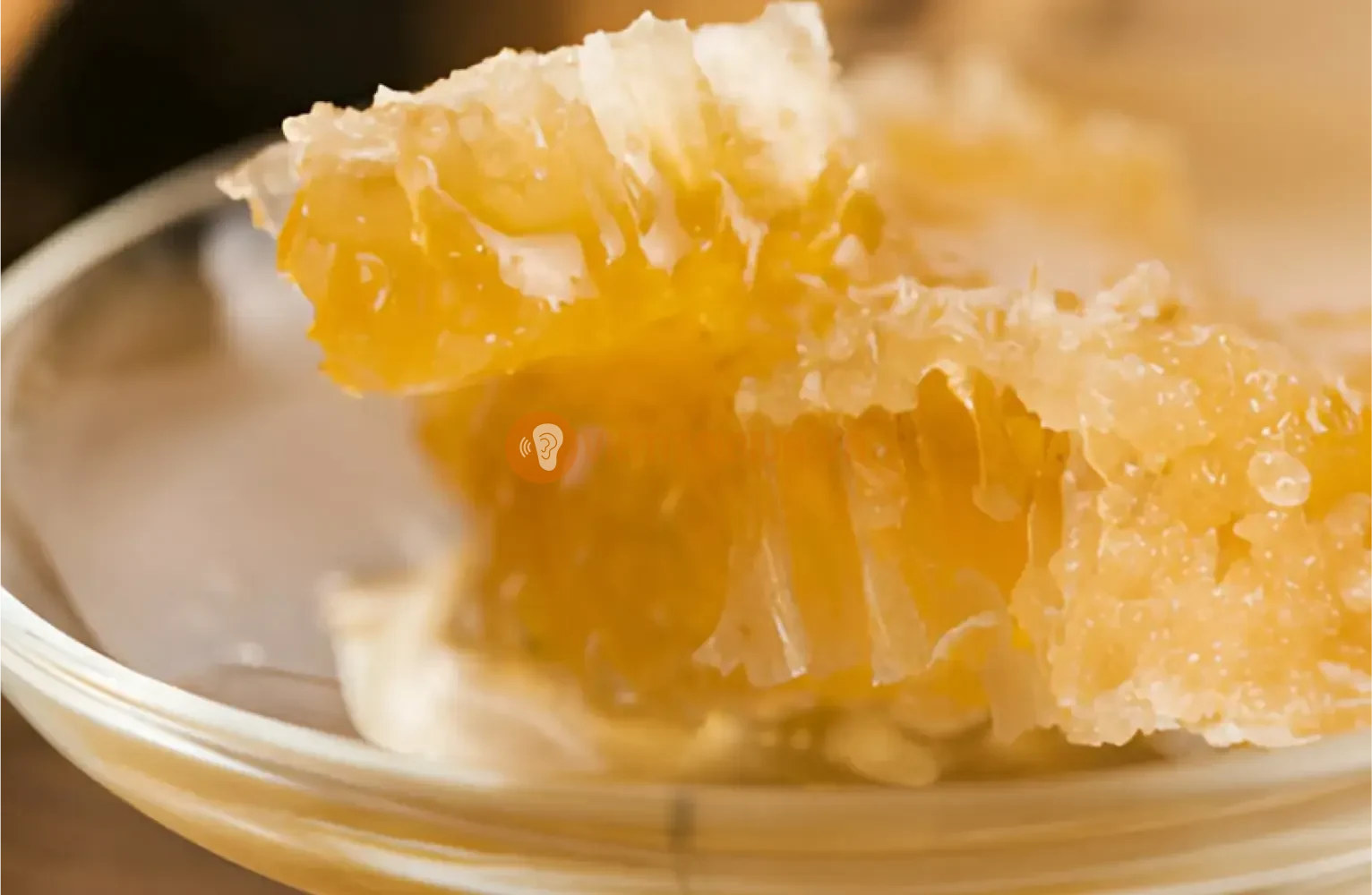 Thổi sáp ong là phương pháp chữa trị viêm tai giữa được lưu truyền từ xa xưa