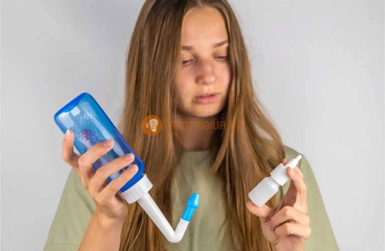 Có thể làm ấm dung dịch rửa mũi bằng thân nhiệt của cơ thể