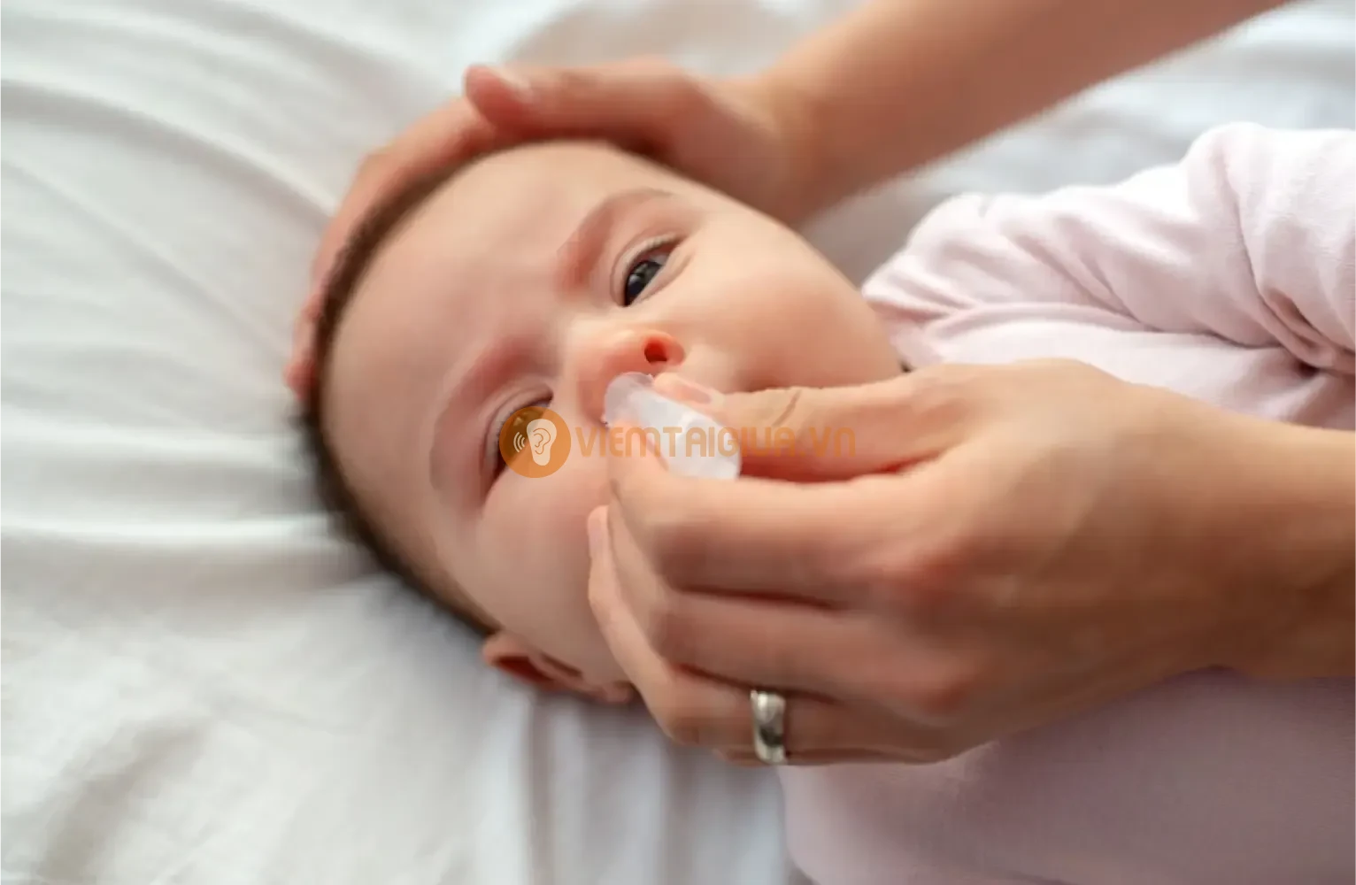 Rửa mũi là quá trình làm sạch hốc mũi bằng các dung dịch vô trùng