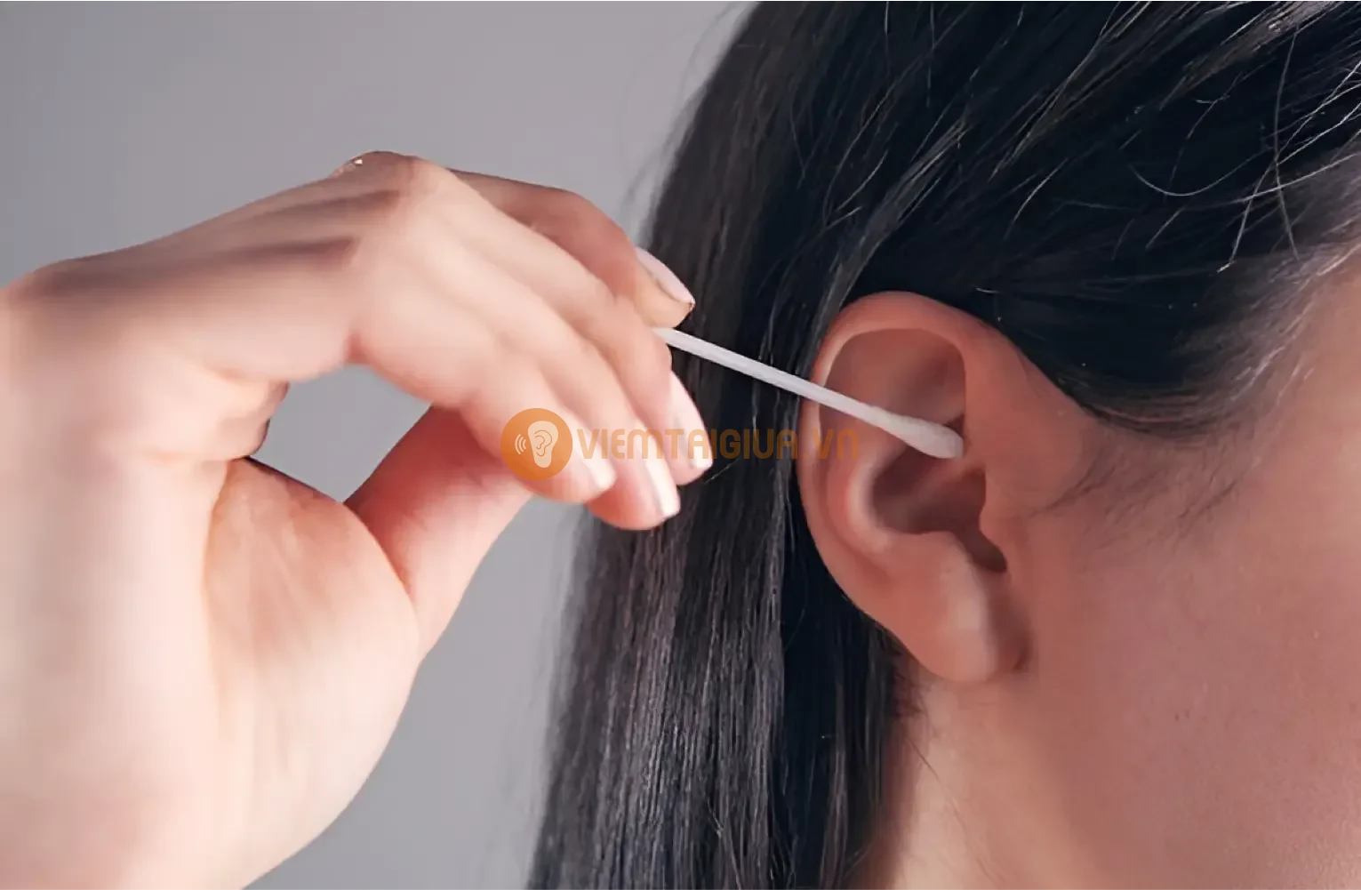 Chất bẩn và ráy tai tích tụ làm tăng nguy cơ nhiễm trùng ống tai ngoài