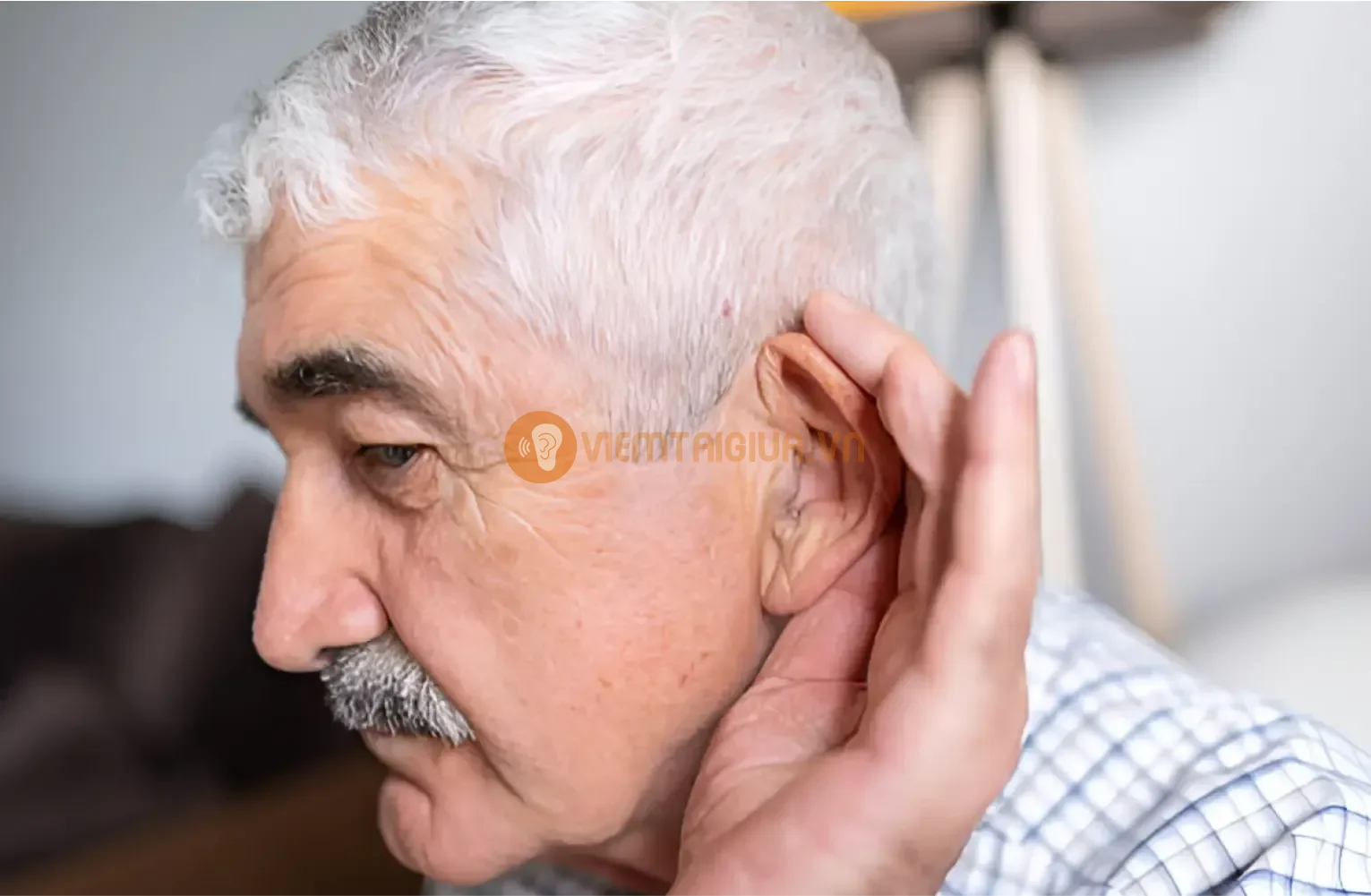 Người bệnh có thể cảm thấy đầy tai và suy giảm thính lực nhẹ do quá trình thu nhận âm thanh bị cản trở