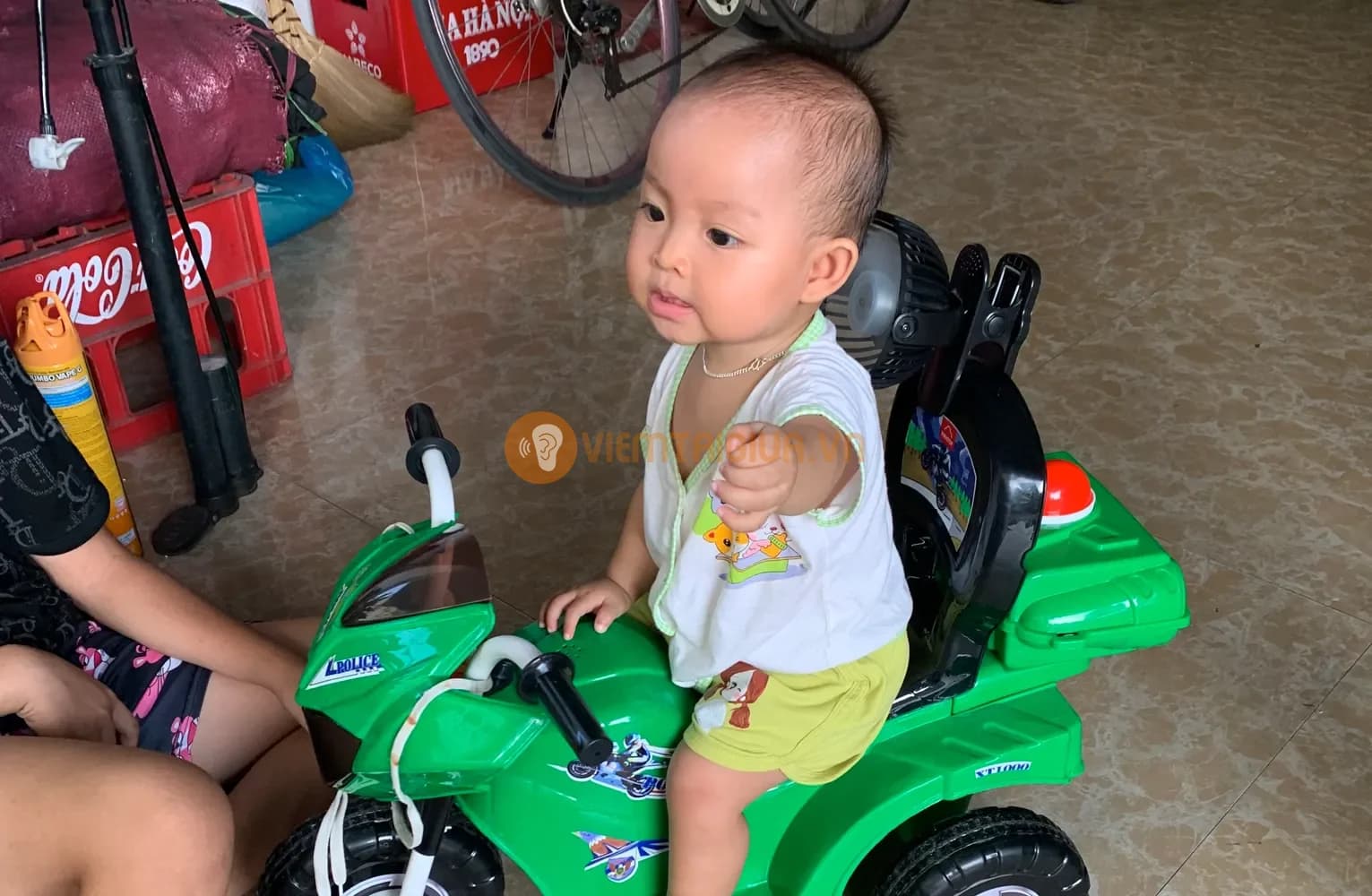 Cha mẹ cần kiên trì, không nóng vội khi sử dụng nhỏ tai mũi bác sĩ Đống